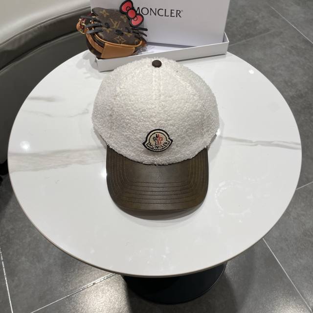 Moncler lamb wool baseball cap, a trendy and stylish color scheme perfect for yo