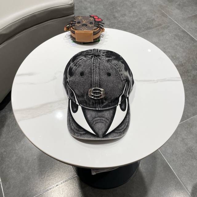 Chanel knitted beanie Ddd