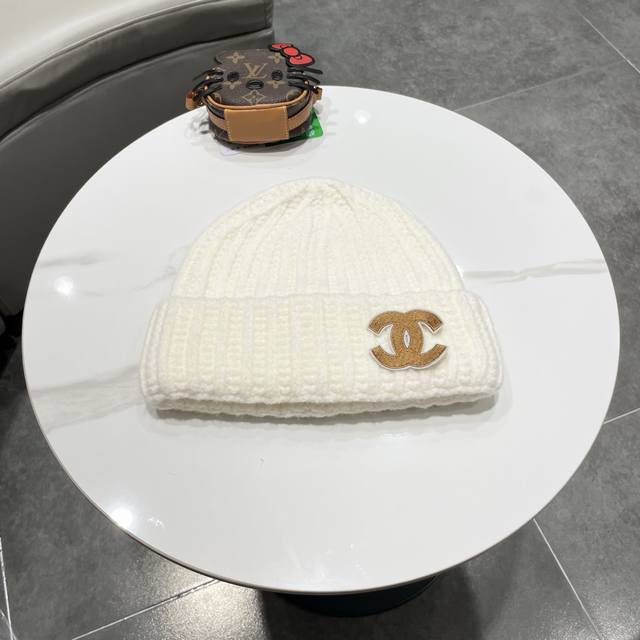 Chanel knitted beanie Ddd