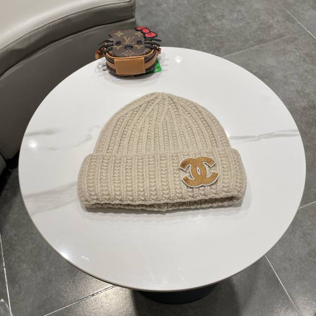 Chanel knitted beanie Ddd
