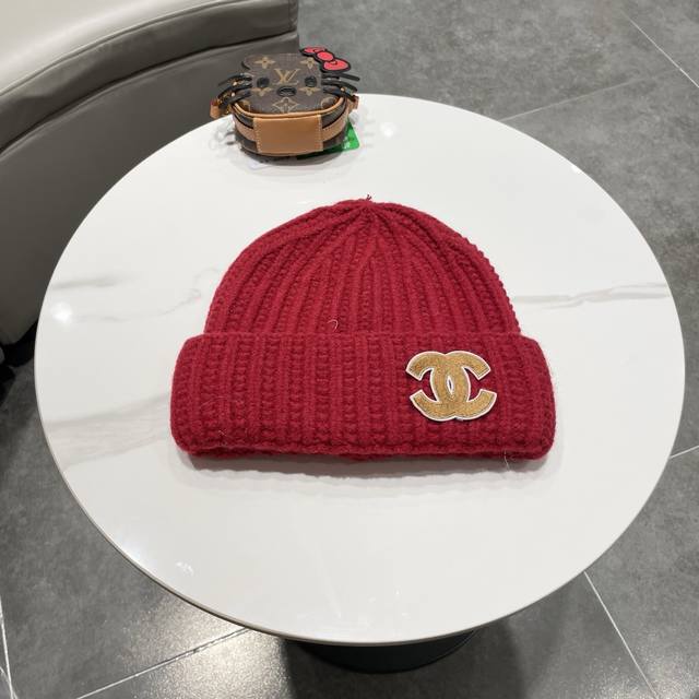 Chanel knitted beanie Ddd