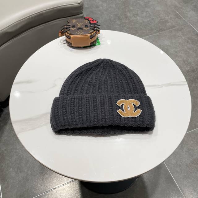 Chanel knitted beanie Ddd