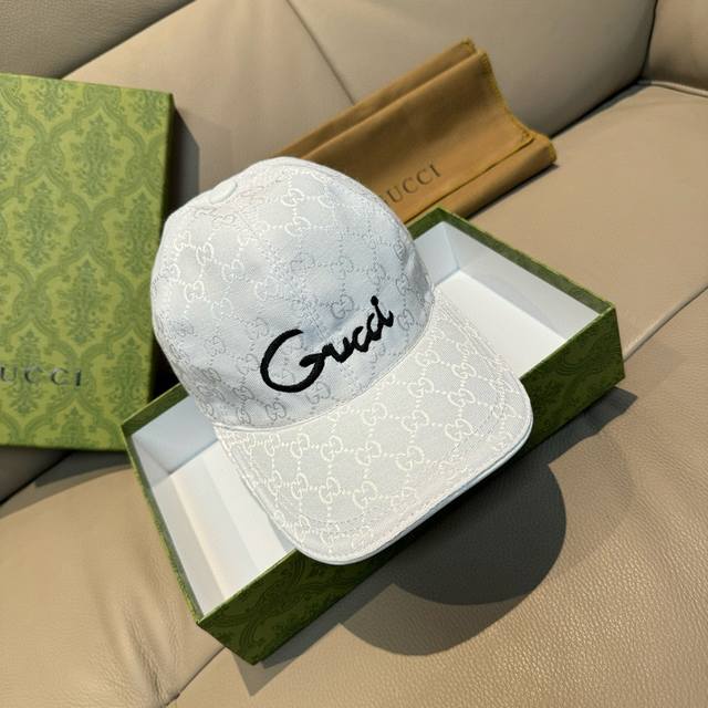 Comes with box and tote bag. New Gucci baseball cap, original design, artistic l