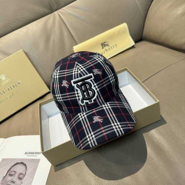 Comes with a packaging bag. Burberry baseball cap, Tb plaid equestrian pattern,