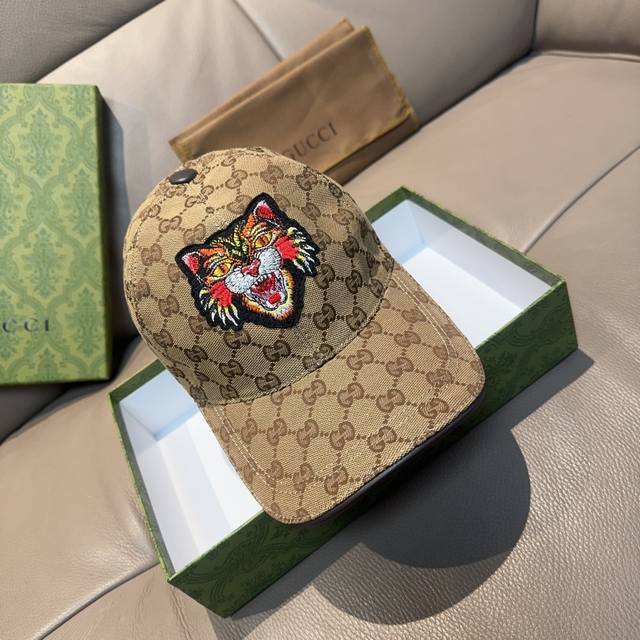 Comes with box and tote bag. New Gucci baseball cap, original design, tiger head