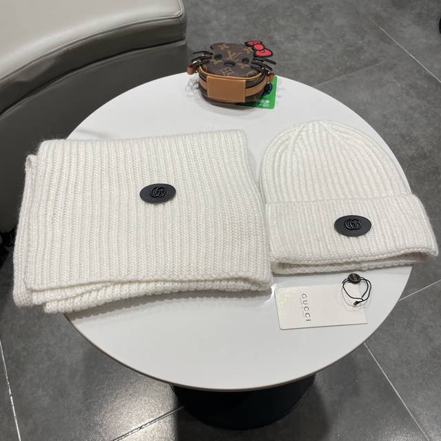 Gucci classic matching hat and scarf! Cashmere and rabbit fur quality! Warm and