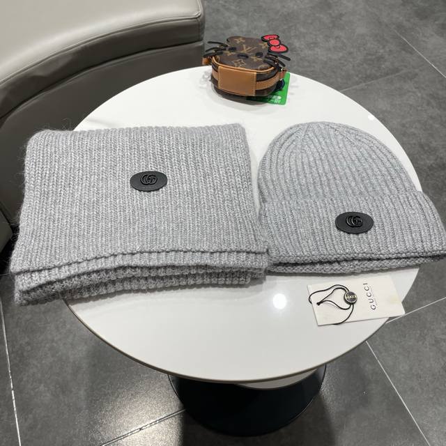 Gucci classic matching hat and scarf! Cashmere and rabbit fur quality! Warm and