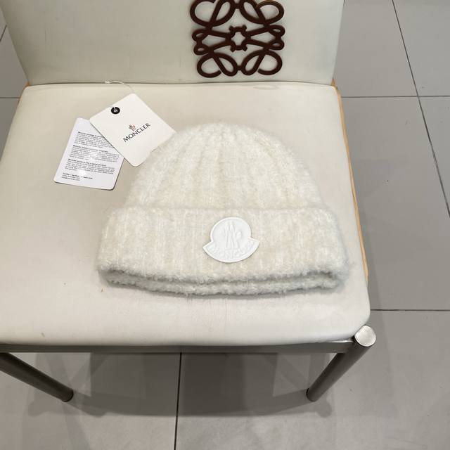 Moncler Autumn/Winter Wool Hood, Large Head Wrap, Makes Face Look Smaller, Solid