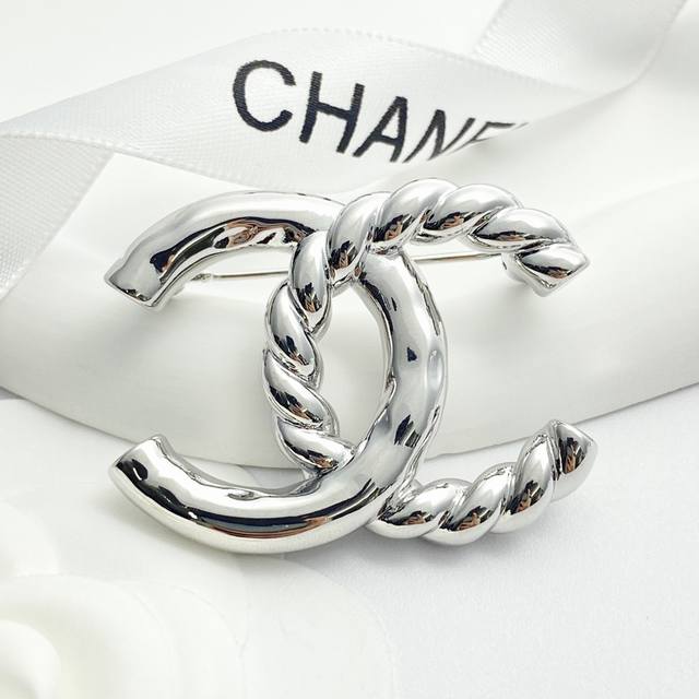 Chanel brooch hot-selling new arrival! Chanel 25 silver twisted double C brooch
