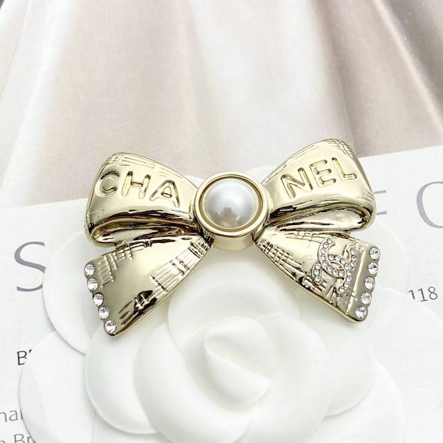 Chanel Brooch Hot Selling New Arrival Chanel 25 Light Gold Bow Pearl Brooch A bo