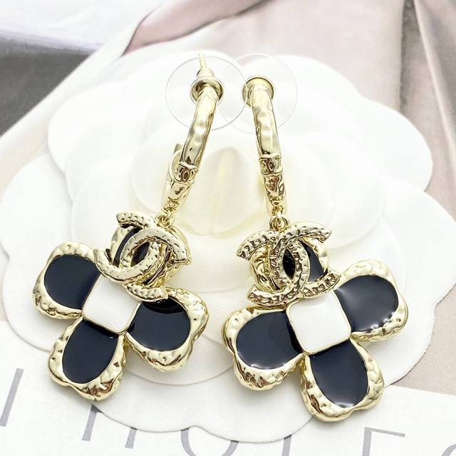 Chanel earrings, a hot-selling style, have just arrived! These new Chanel 23K ea