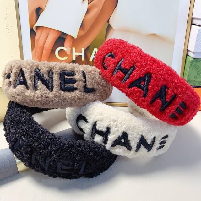 Chanel headband with embroidered logo and lamb wool trim. A simple yet luxurious