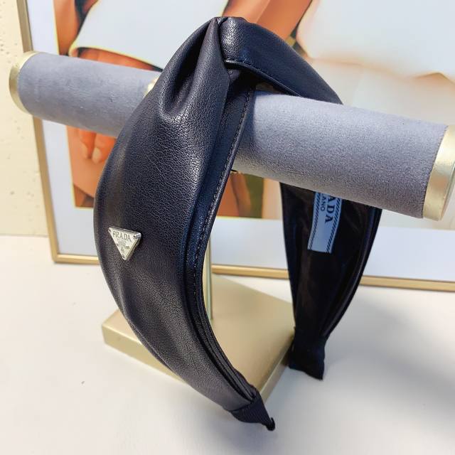 Prada headband, made of high-quality cowhide with a triangle tag. A simple yet l