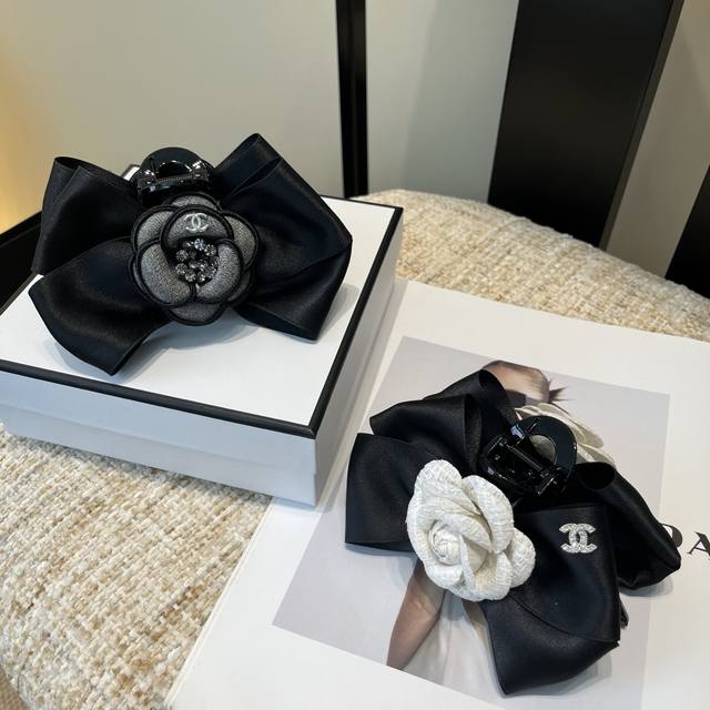 Comes with packaging box. Chanel's latest camellia hair clip, super pretty! Exud