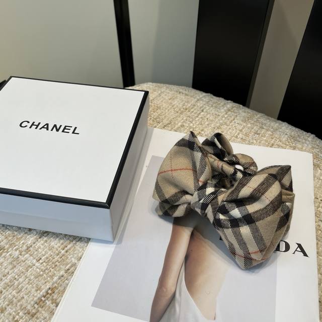 Comes with box. Burberry classic check clutch clip, new autumn/winter arrival! S