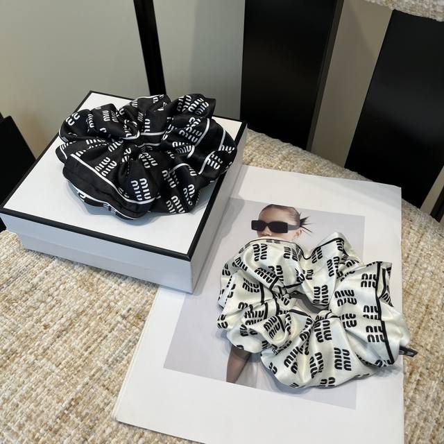 Comes with packaging box. Miumiu new letter hair tie, simple and elegant, practi