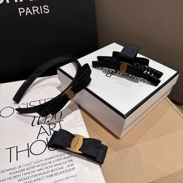 Comes with packaging box SF Ferragamo best-selling headband, super pretty! Very