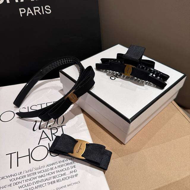 Comes with packaging box. SF Ferragamo best-selling claw clip, super beautiful!