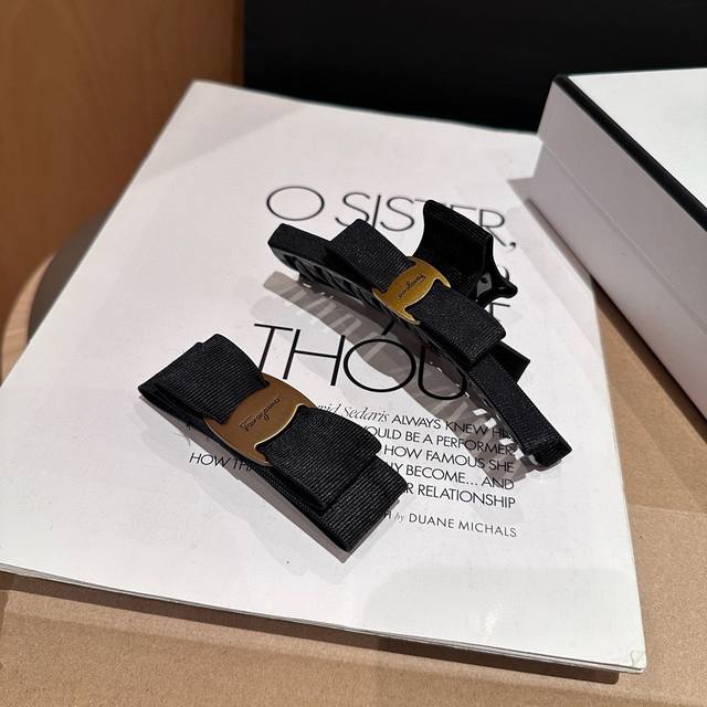 Comes with packaging box. SF Ferragamo best-selling spring clip, super beautiful