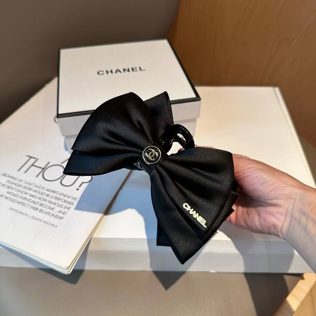 Comes with packaging box Chanel's latest small claw clip, super beautiful! Exude