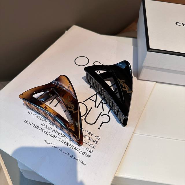 Comes with packaging box. YSL Saint Laurent new claw clip, elegant and sophistic