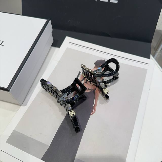Comes with packaging box. Chanel's latest popular small Chanel claw clip, super