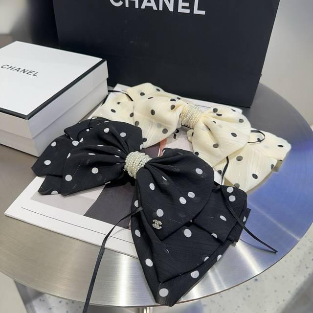 Comes with packaging box Chanel's latest polka dot spring clip, super pretty! Ve