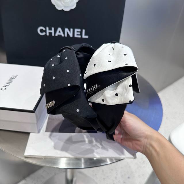 Comes with packaging box Miumiu's new headband is simple, elegant, practical, ve