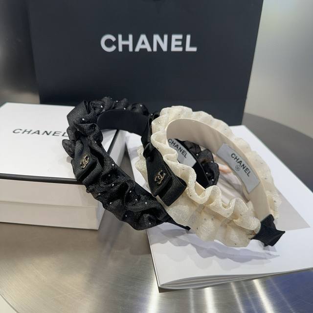 Comes with box Chanel's latest headband, super pretty! Very elegant, a must-have