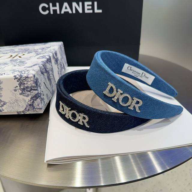 Comes with packaging box. Dior's new Cd denim headband, simple, practical, styli