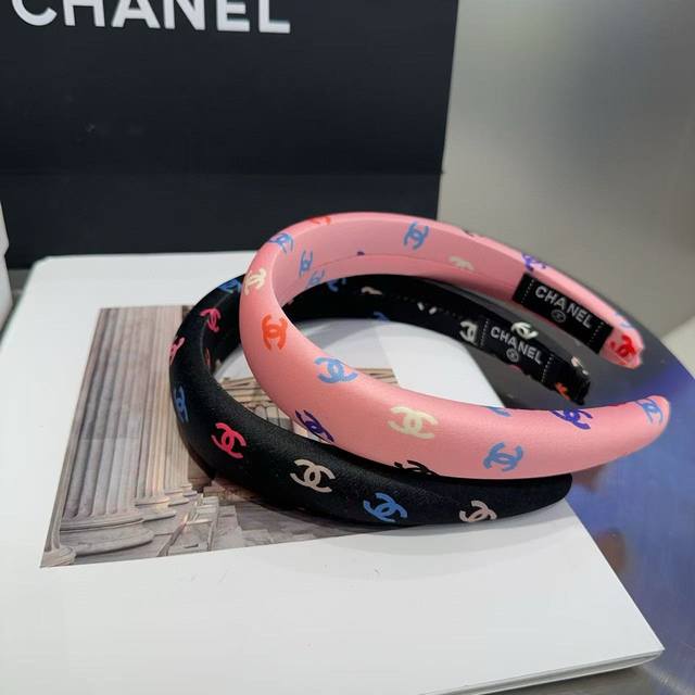 Comes with packaging box Chanel's latest mini headband, a fresh and beautiful su