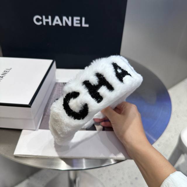 Comes with packaging box Chanel's latest mini headband, a new autumn/winter styl