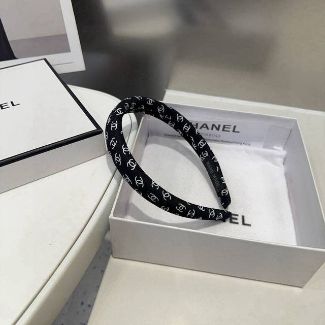 Comes with packaging box Chanel's latest mini headband, super pretty! Exudes a s