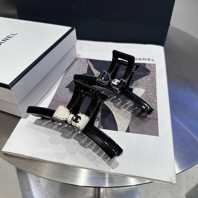 Comes with packaging box. Chanel's latest mini hair clip. Super beautiful! Exude
