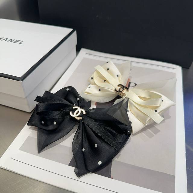 Comes with packaging box Chanel's latest polka dot spring clip, super pretty! Ve