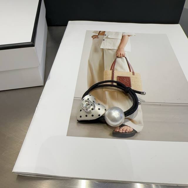 Comes with packaging box Chanel's latest polka dot hair tie, simple, practical,