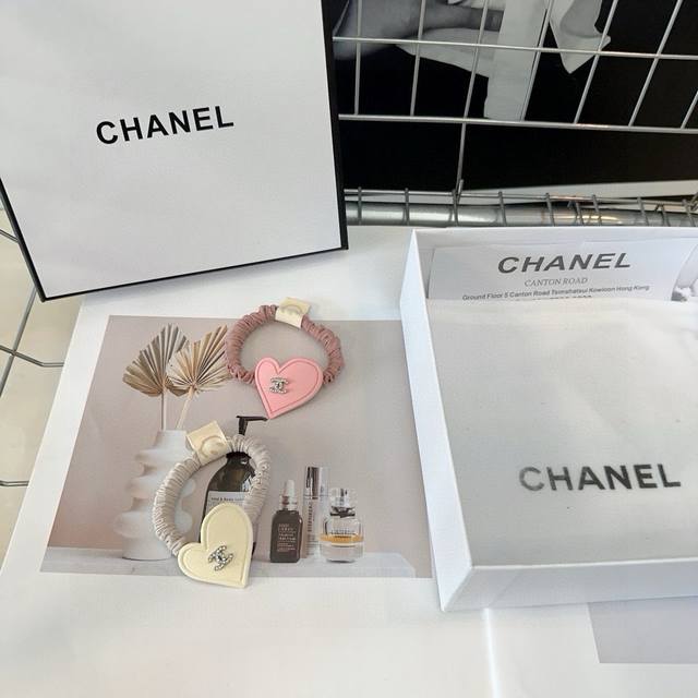 Single Chanel heart-shaped hair tie with box. Simple, practical, and fashionable