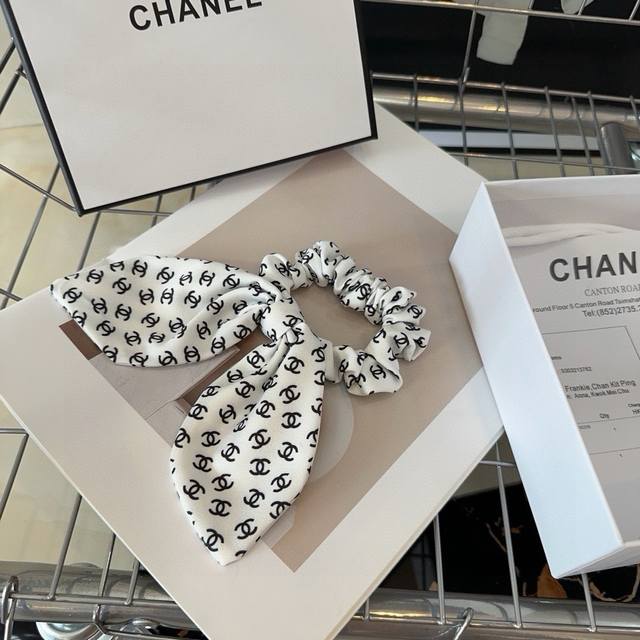 Comes with packaging box Chanel's latest bunny ear hair tie, versatile and elega