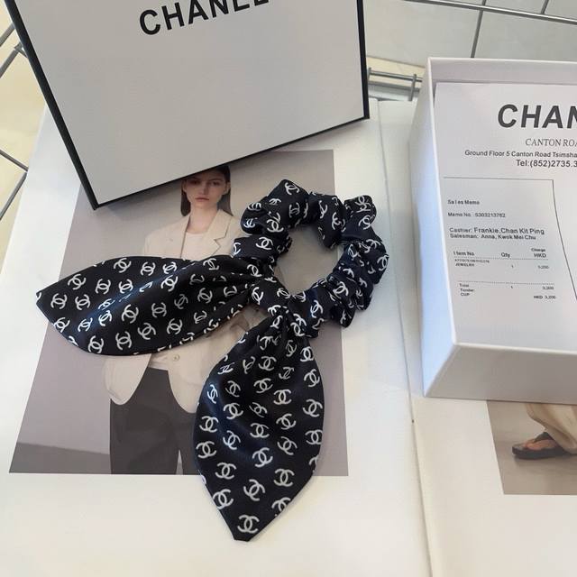 Comes with packaging box Chanel's latest bunny ear hair tie, versatile and elega