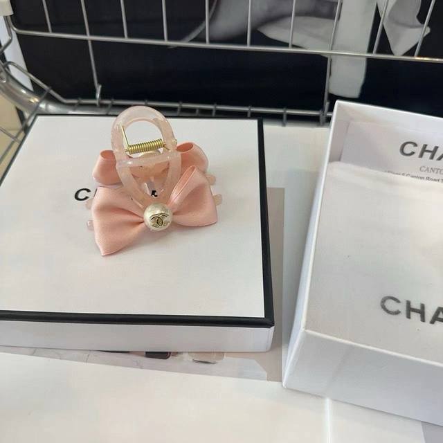 Comes with packaging box Chanel's hottest new claw clip, perfect for summer! A m