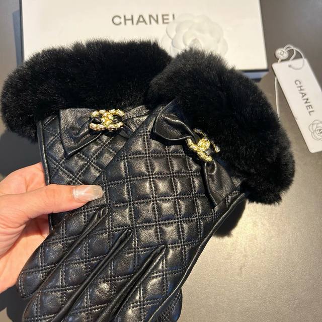 Chanel 2025 Fall/Winter Double C Rabbit Fur Lambskin Gloves for Touchscreen Phon
