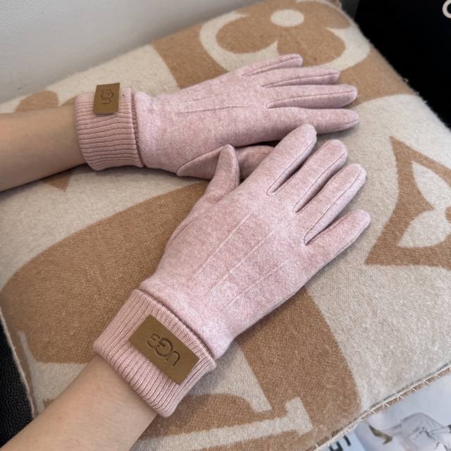 Ugg2025 wool gloves are worth comparing with similar products of different quali