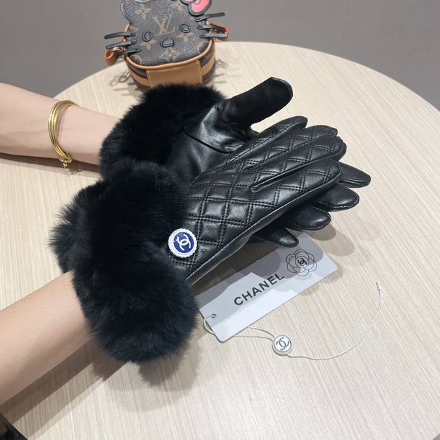 Chanel 2025 Fall/Winter Slippery Rabbit Fur Lambskin Gloves for Touchscreen Phon