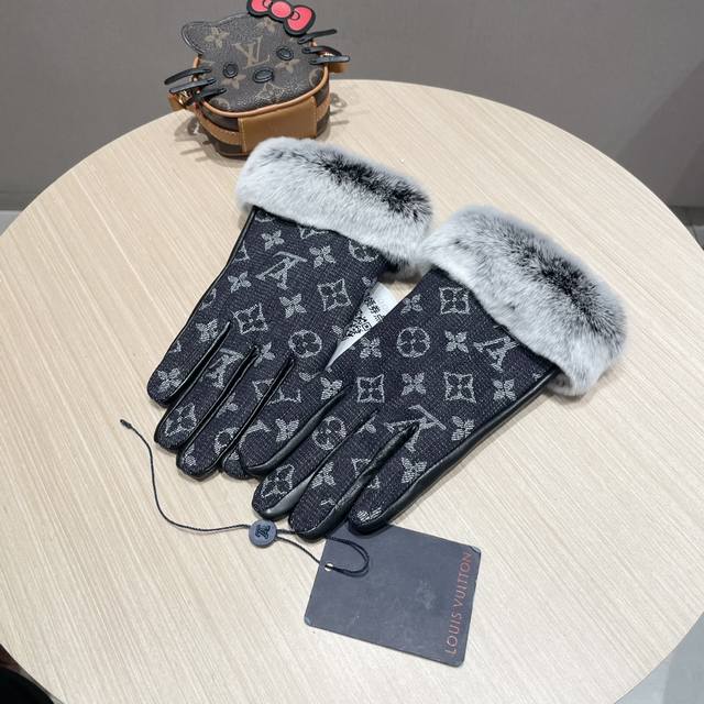 Louis Vuitton LV2025 Fall/Winter Slippery Rabbit Fur Sheepskin Gloves for Touchs