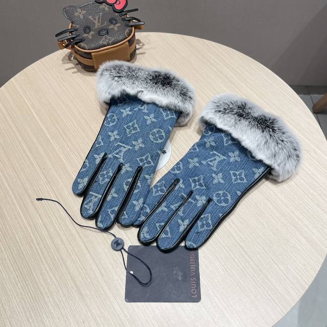 Louis Vuitton LV2025 Fall/Winter Slippery Rabbit Fur Sheepskin Gloves for Touchs