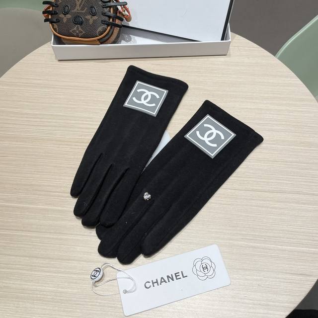 New Chanel wool gloves from the boutique. Stylish gloves, warm and fleece-lined