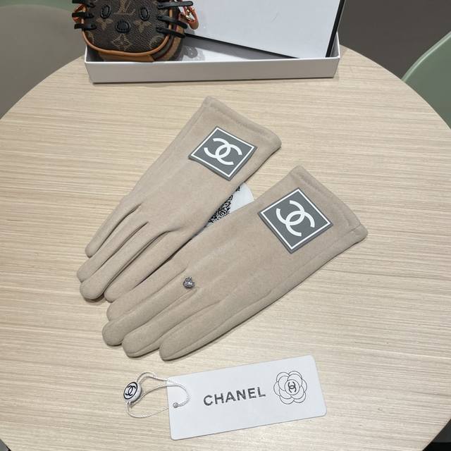 New Chanel wool gloves from the boutique. Stylish gloves, warm and fleece-lined