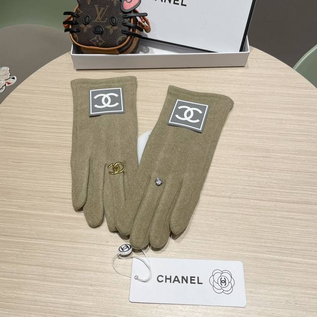 New Chanel wool gloves from the boutique. Stylish gloves, warm and fleece-lined