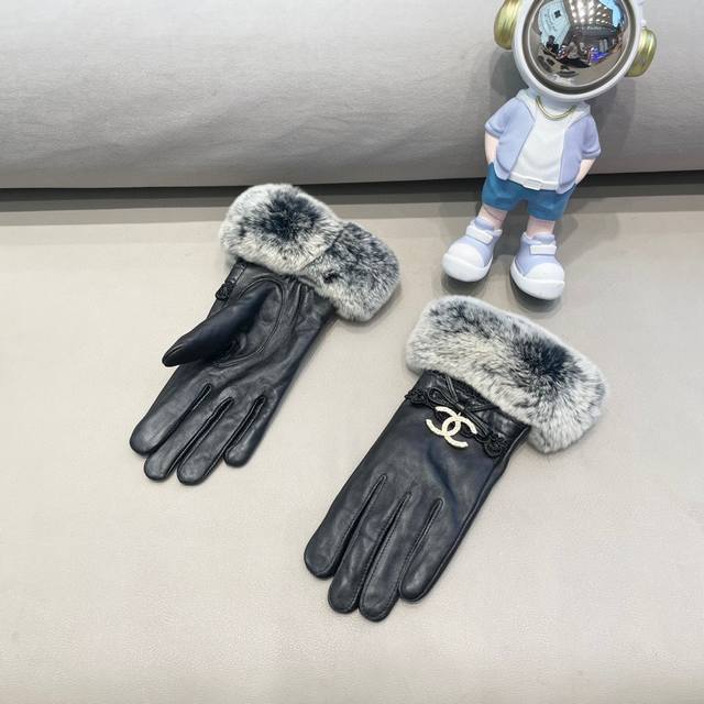 Chanel 2025 Fall/Winter Slippery Rabbit Fur Embroidered Lambskin Gloves for Touc