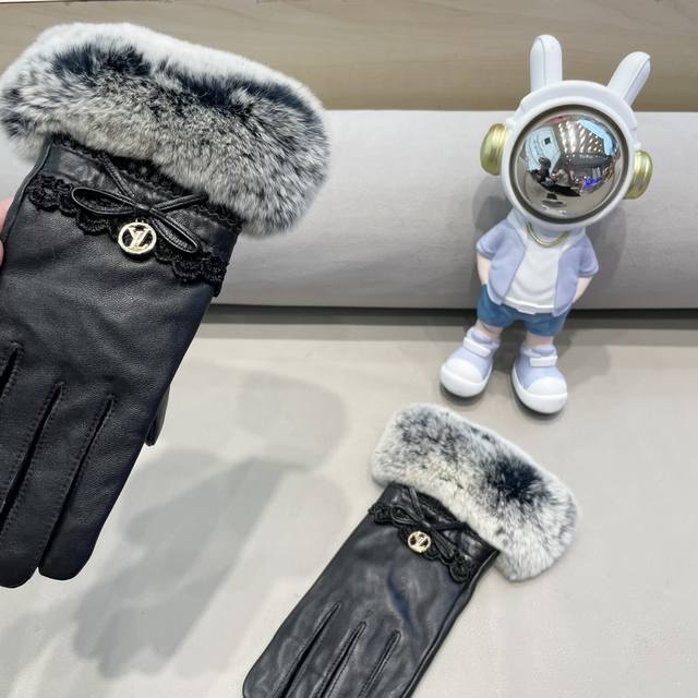 Louis Vuitton 2025 New Arrival Fur-lined and Leather-trimmed Gloves, Stylish Mot